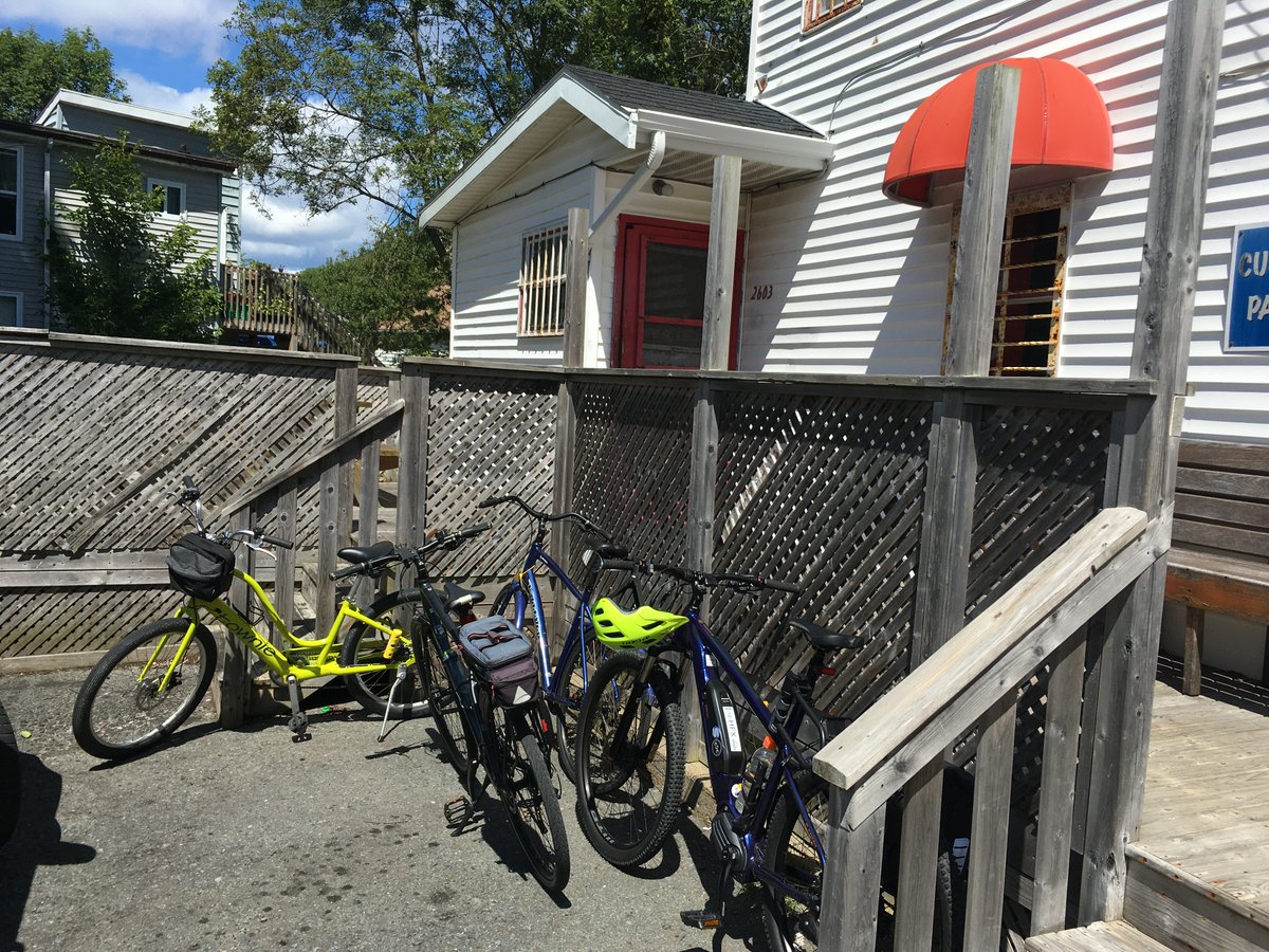Four bikes are parked in the parking lot in front of Fries'n'Co, a fish and chips restaurant.